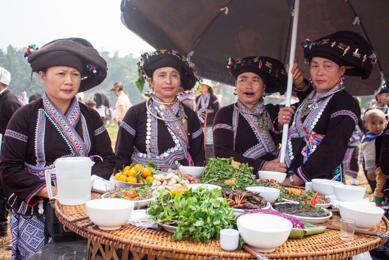 आज बान बो कम्यून की स्थानीय पाक संस्कृति कई पर्यटकों को आकर्षित कर रही है। Văn hóa ẩm thực thu hút nhiều du khách đến với xã Bản Bo hiện nay.