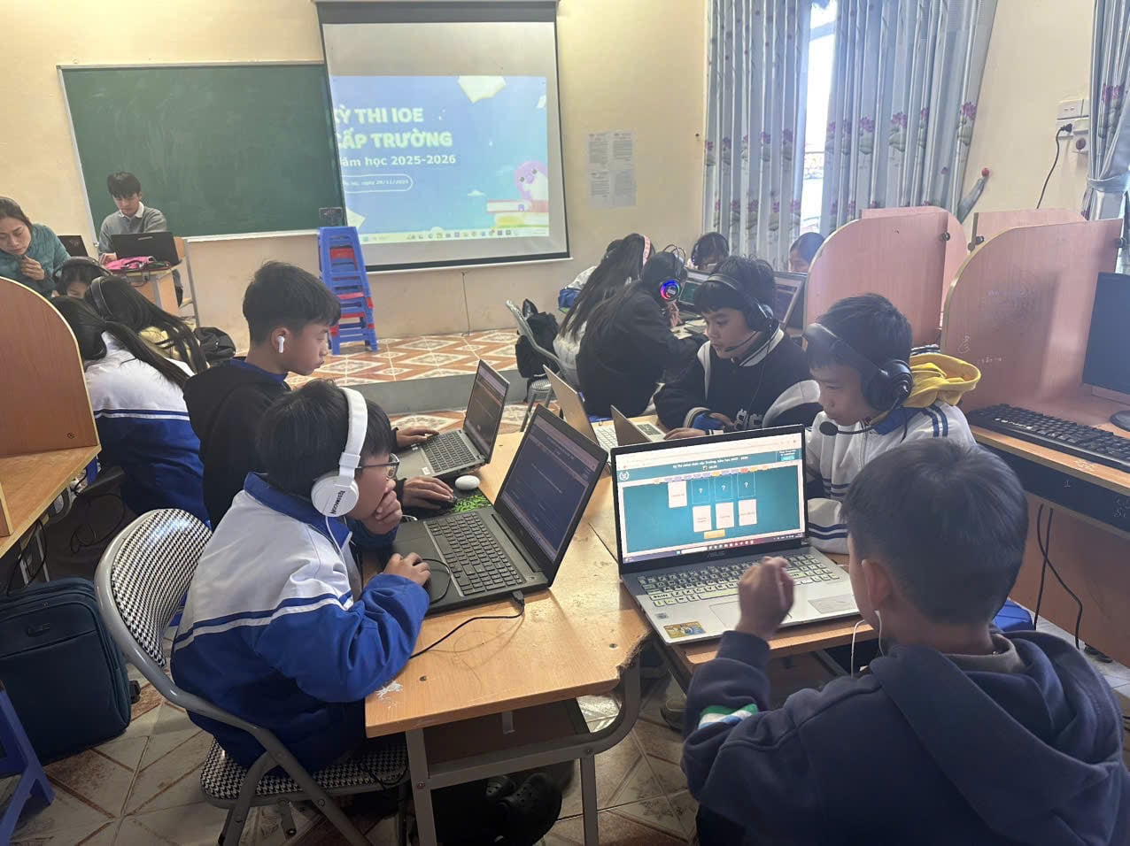 תלמידים בקומונה סין הו מצוידים במלואם במחשבים וגישה לאינטרנט. Học sinh trên địa bàn xã Sìn Hồ được trang bị đầy đủ máy tính có mạng internet.