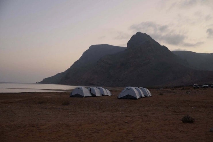 អ្នកទេសចរដេកក្នុងតង់នីមួយៗ។