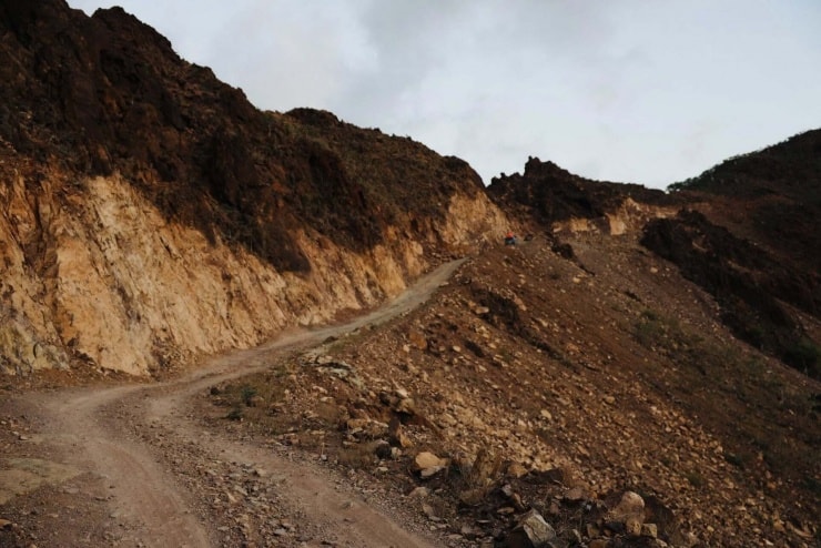 ផ្លូវនៅលើកោះនេះភាគច្រើនជាផ្លូវដីរដុប មានថ្មច្រើន ហើយពេលខ្លះរថយន្តអាចរមៀលចុះចំណោតដោយគ្មានហ្វ្រាំង ដែលធ្វើឱ្យអ្នកទេសចរស្រីភ័យខ្លាច។