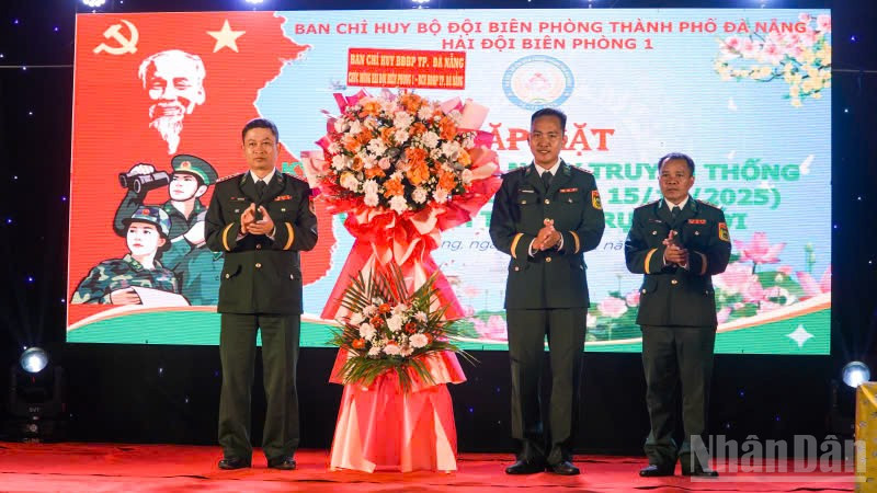 Die Führungskräfte des Grenzschutzkommandos der Stadt Da Nang überreichten Blumen, um dem Grenzschutzgeschwader 1 zu seinem 50-jährigen Bestehen zu gratulieren.