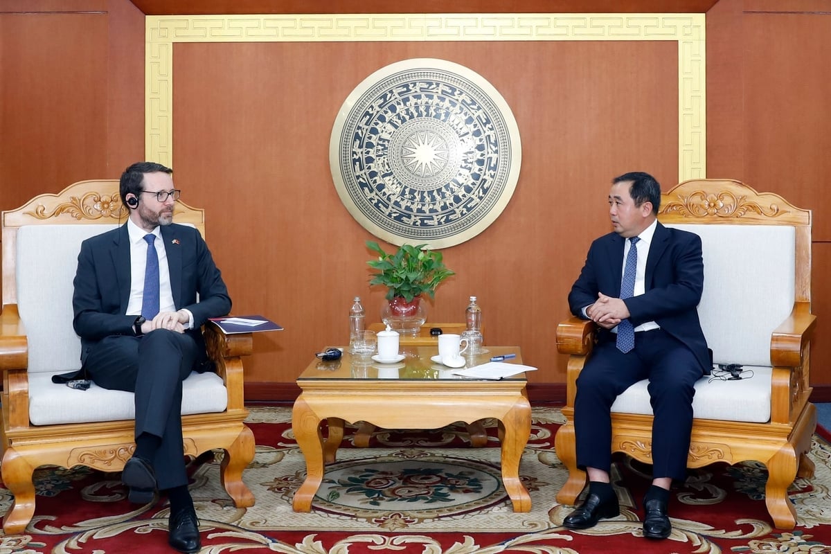 លោក ត្រឹន ឌឹកថាំង រដ្ឋមន្ត្រីក្រសួងកសិកម្ម និងបរិស្ថាន បានទទួលជួបលោក Iain Frew ឯកអគ្គរដ្ឋទូតវិសាមញ្ញ និងពេញសមត្ថភាពនៃចក្រភពអង់គ្លេសប្រចាំនៅវៀតណាម ដែលបានមកបំពេញទស្សនកិច្ច និងធ្វើការជាមួយក្រសួងកសិកម្ម និងបរិស្ថាន។ រូបថត៖ ឃឿង ទ្រុង។ Bộ trưởng Bộ Nông nghiệp và Môi trường Trần Đức Thắng đã có buổi tiếp ngài Iain Frew, Đại sứ Đặc mệnh toàn quyền Vương quốc Anh tại Việt Nam, đến thăm và làm việc với Bộ Nông nghiệp và Môi trường. Ảnh: Khương Trung.