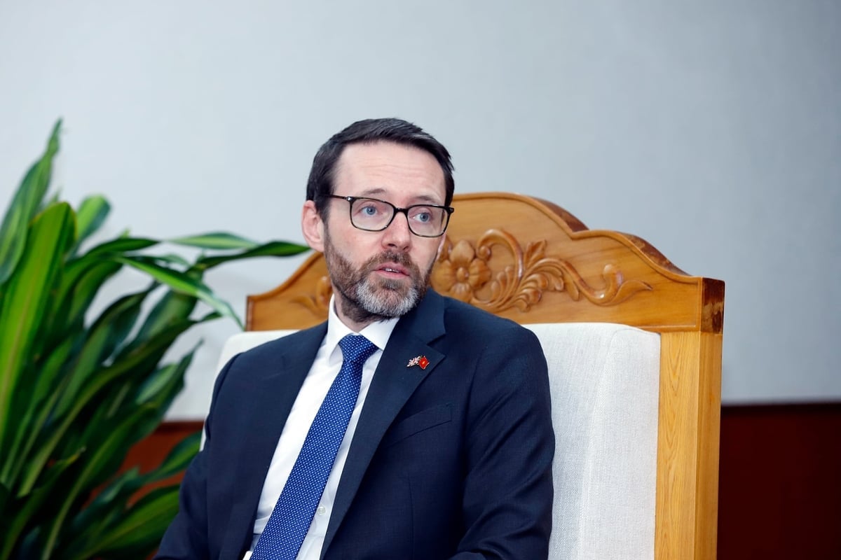 លោកឯកអគ្គរដ្ឋទូត Iain Frew ឯកអគ្គរដ្ឋទូតវិសាមញ្ញ និងពេញសមត្ថភាពនៃចក្រភពអង់គ្លេសប្រចាំនៅវៀតណាម បានមកបំពេញទស្សនកិច្ច និងធ្វើការជាមួយក្រសួងកសិកម្ម និងបរិស្ថាន។ រូបថត៖ Khuong Trung។ Ngài Iain Frew, Đại sứ Đặc mệnh toàn quyền Vương quốc Anh tại Việt Nam đến thăm và làm việc với Bộ Nông nghiệp và Môi trường. Ảnh: Khương Trung.