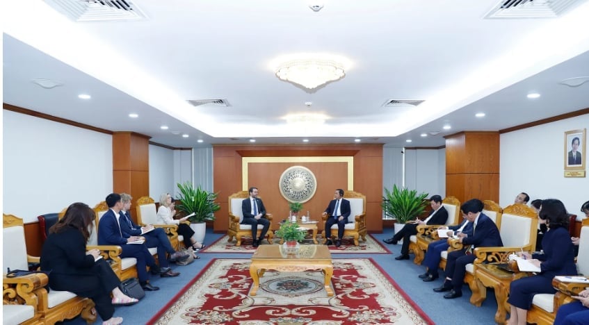 ទិដ្ឋភាពទូទៅនៃពិធីទទួលភ្ញៀវ និងវគ្គពិភាក្សាការងារ។ រូបថត៖ ឃឿង ទ្រុង។ Toàn cảnh buổi tiếp và làm việc. Ảnh: Khương Trung.