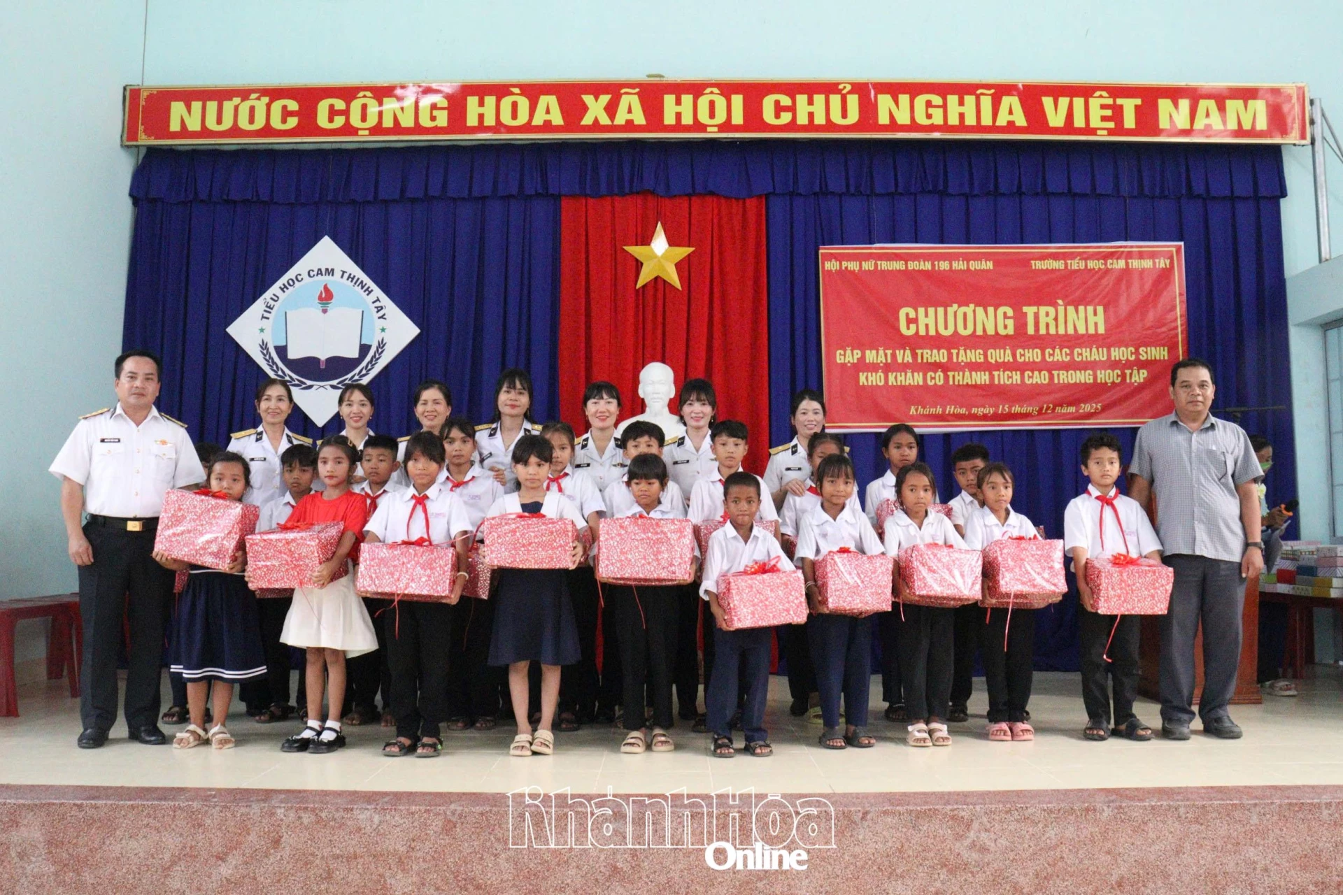 មេបញ្ជាការកងវរសេនាធំ រួមជាមួយសមាគមនារី និងតំណាងសាលារៀន បានប្រគល់អំណោយដល់សិស្សានុសិស្ស។