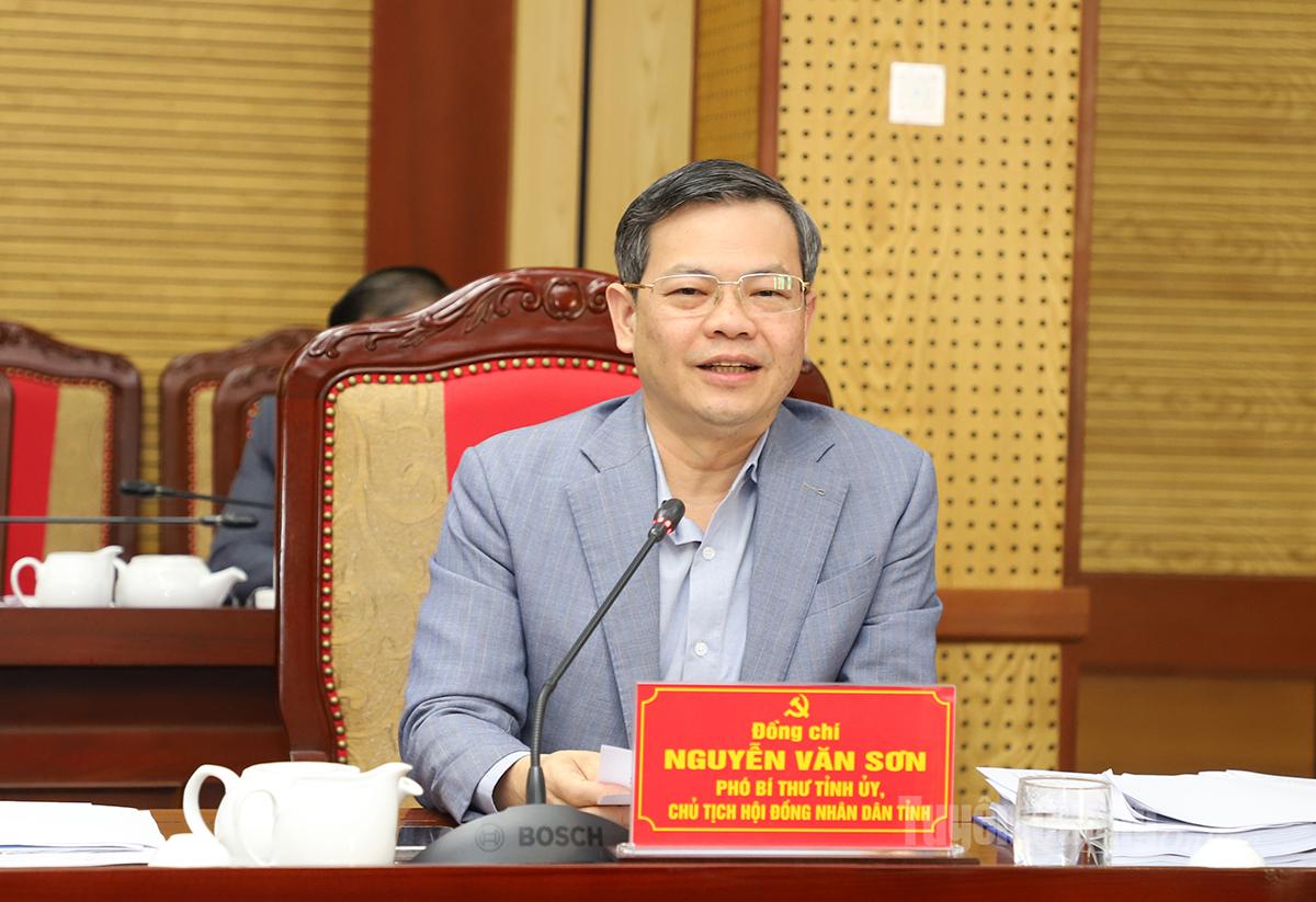 លោក ង្វៀន វ៉ាន់សឺន អនុលេខាគណៈកម្មាធិការបក្សខេត្ត និងជាប្រធានក្រុមប្រឹក្សាប្រជាជនខេត្ត បានថ្លែងសុន្ទរកថានៅក្នុងសន្និសីទ។