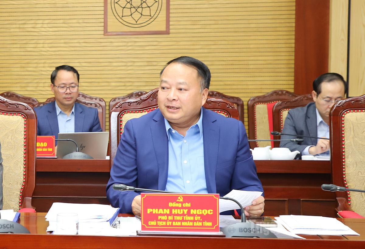 លោក ផាន់ ហ៊ុយ ង៉ុក អនុលេខាគណៈកម្មាធិការបក្សខេត្ត និងជាប្រធានគណៈកម្មាធិការប្រជាជនខេត្ត បានថ្លែងសុន្ទរកថានៅក្នុងកិច្ចប្រជុំ។