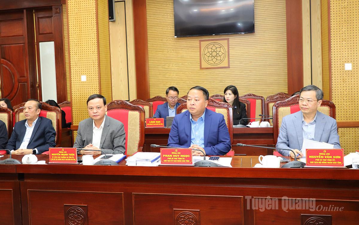 ប្រតិភូដែលចូលរួមសម័យប្រជុំ។