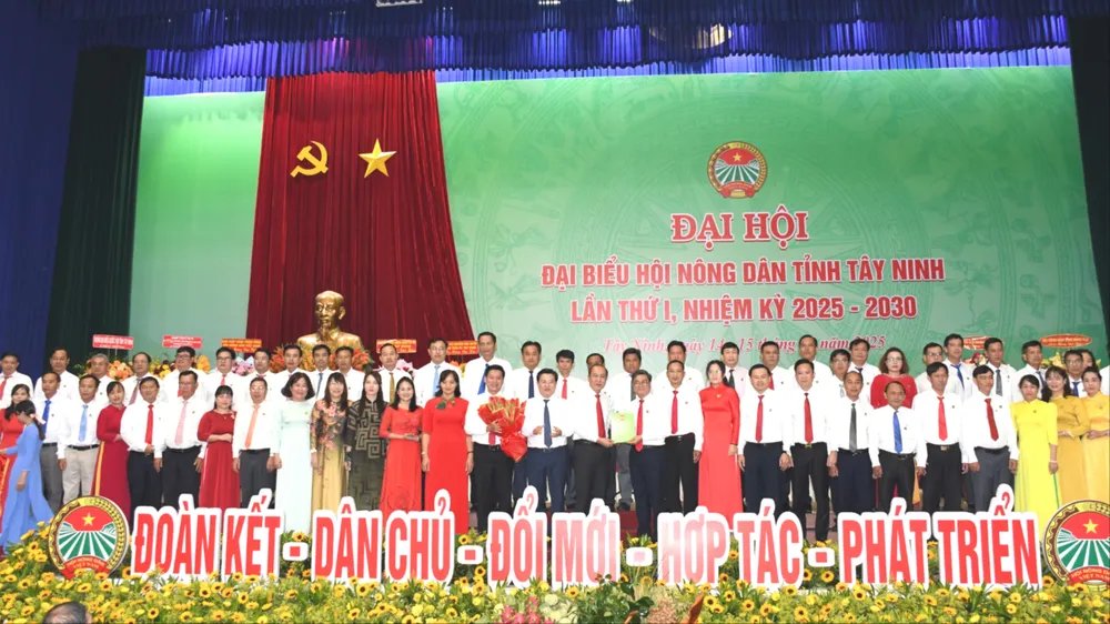 ថ្នាក់ដឹកនាំនៃគណៈកម្មាធិការកណ្តាលនៃសមាគមកសិករវៀតណាម និងថ្នាក់ដឹកនាំខេត្តតៃនិញ បានប្រគល់សេចក្តីសម្រេច និងផ្កាអបអរសាទរដល់គណៈកម្មាធិការប្រតិបត្តិនៃសមាគមកសិករខេត្ត។