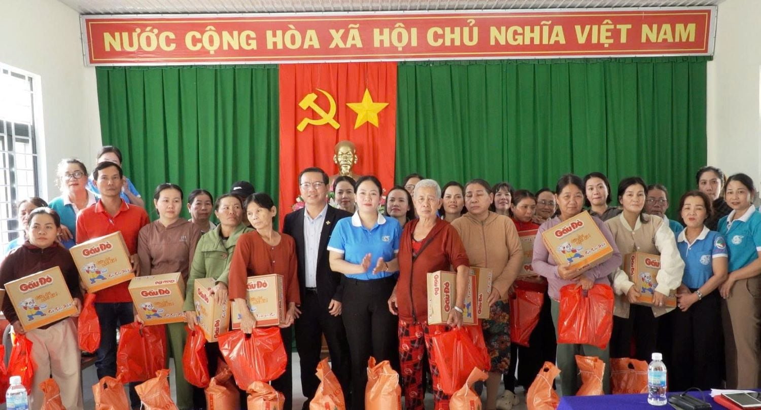 តំណាងសហជីពនារីនៃវួដបានប្រគល់អំណោយដើម្បីជួយដល់គ្រួសារដែលជួបប្រទះនឹងស្ថានភាពលំបាក។