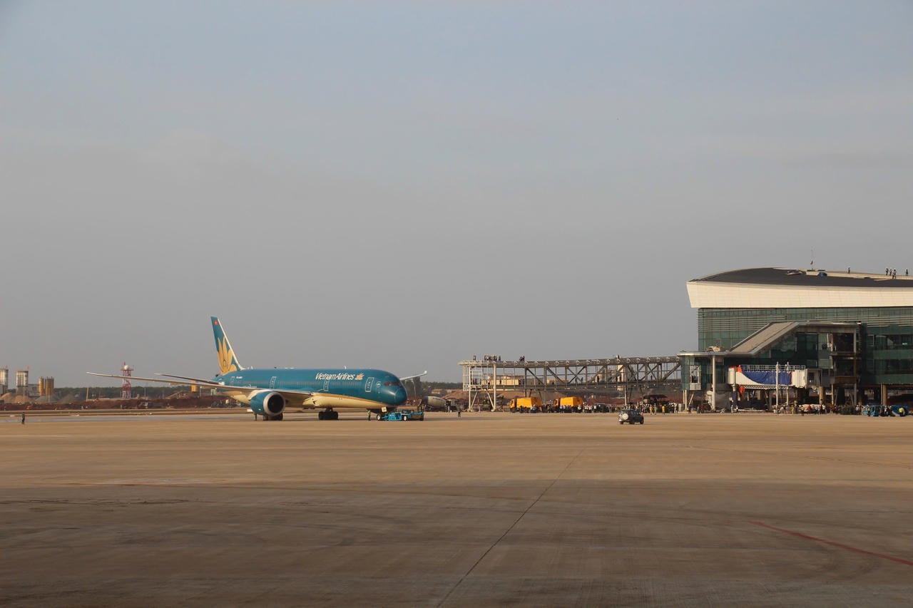 Boeing 787-flyet landet trygt på Long Thanh lufthavn.