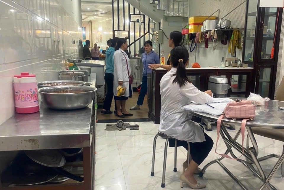 ខេត្តក្វាងង៉ាយ បានស្នើសុំឱ្យអង្គភាពពាក់ព័ន្ធប្រមូលសំណាកសម្រាប់ធ្វើតេស្ត ដើម្បីកំណត់មូលហេតុនៃការពុលអាហារ និងដាក់របាយការណ៍មុនថ្ងៃទី ១៦ ខែធ្នូ។