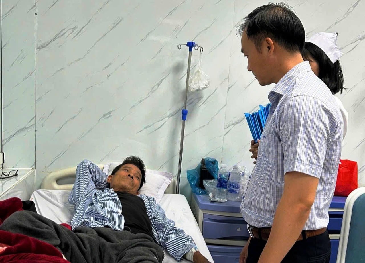 លោកប្រធានខេត្តក្វាងង៉ាយបានណែនាំថា ការរំលោភលើបទប្បញ្ញត្តិសុវត្ថិភាព និងអនាម័យចំណីអាហារគួរតែត្រូវបានដោះស្រាយយ៉ាងតឹងរ៉ឹង និងត្រូវផ្តល់ការព្យាបាលទាន់ពេលវេលាដល់អ្នកដែលទទួលរងនូវការពុលអាហារ។