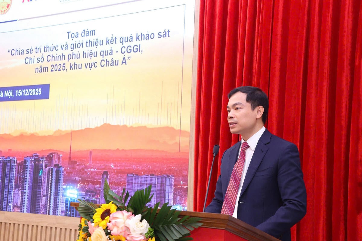 សាស្ត្រាចារ្យរង បណ្ឌិត ង្វៀន ម៉ាញ ហ៊ុង - អនុប្រធានបណ្ឌិតសភានយោបាយជាតិហូជីមិញ និងជាអនុប្រធានក្រុមប្រឹក្សាទ្រឹស្តីកណ្តាល បានថ្លែងសុន្ទរកថានៅក្នុងសិក្ខាសាលា។