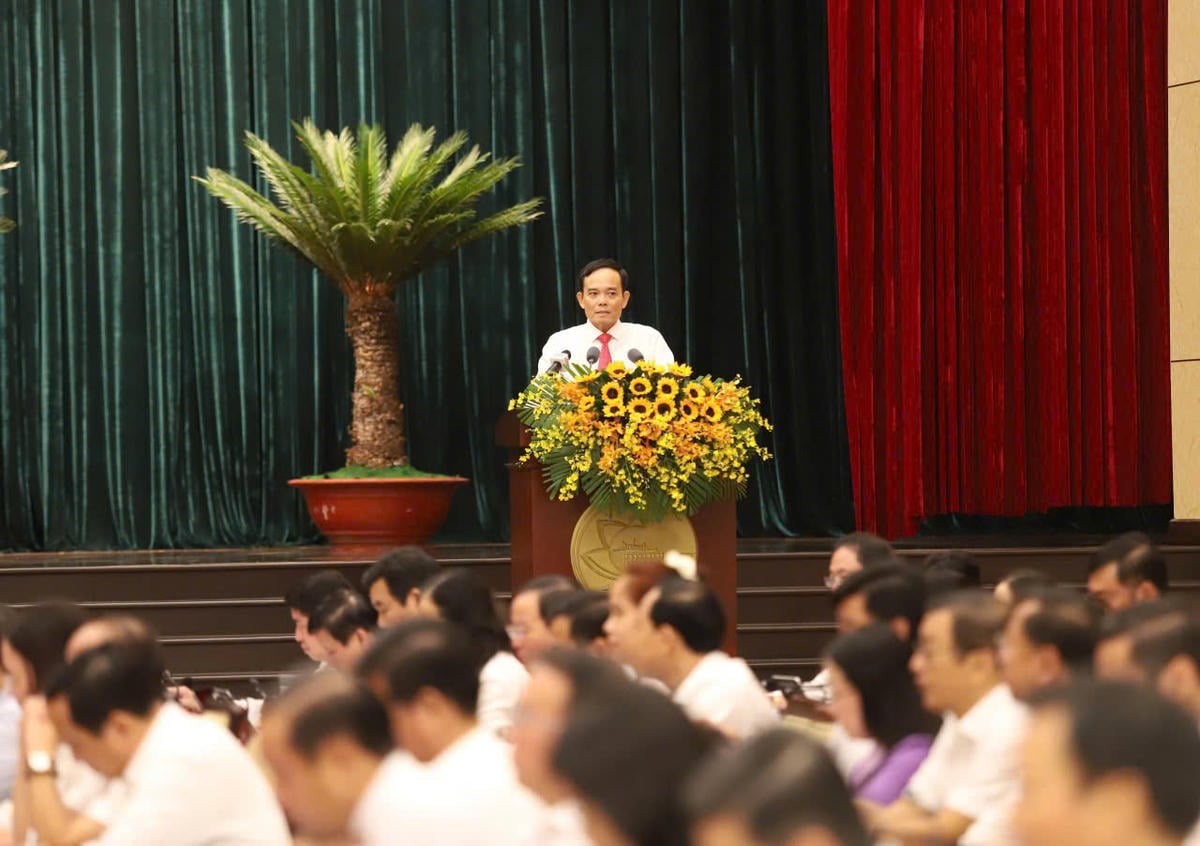 آقای تران لو کوانگ، دبیر کمیته مرکزی حزب کمونیست ویتنام و دبیر کمیته حزب شهر هوشی مین، ریاست این کنفرانس را بر عهده داشت. عکس: N.L