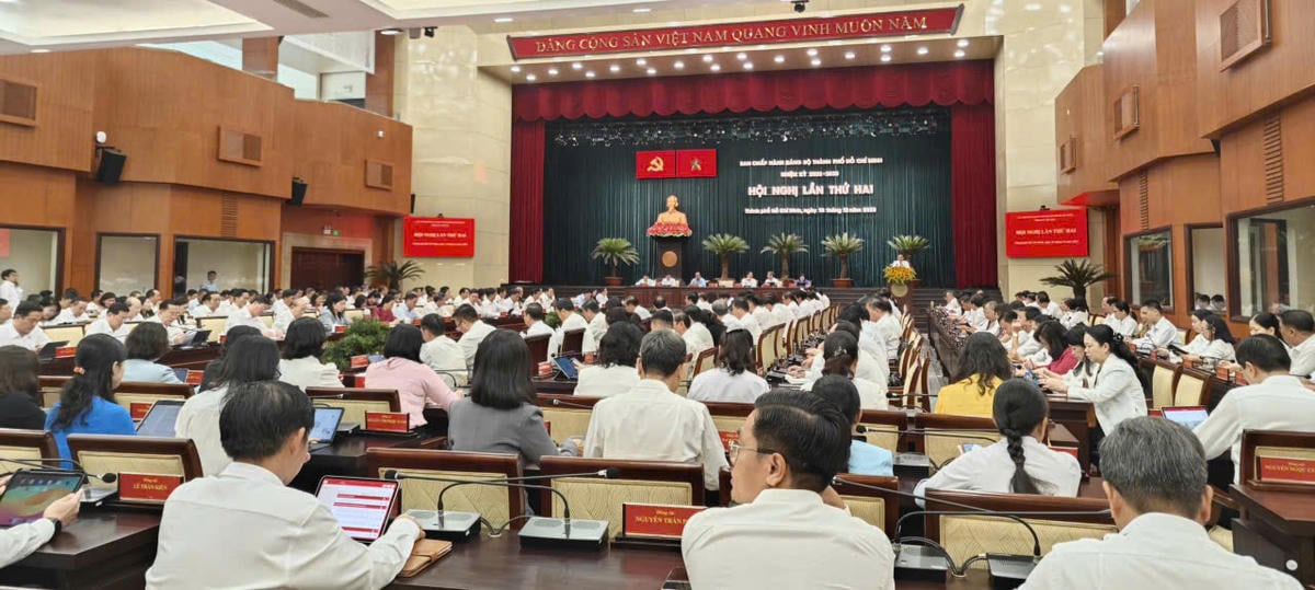 صحنه کنفرانس. عکس: N.L