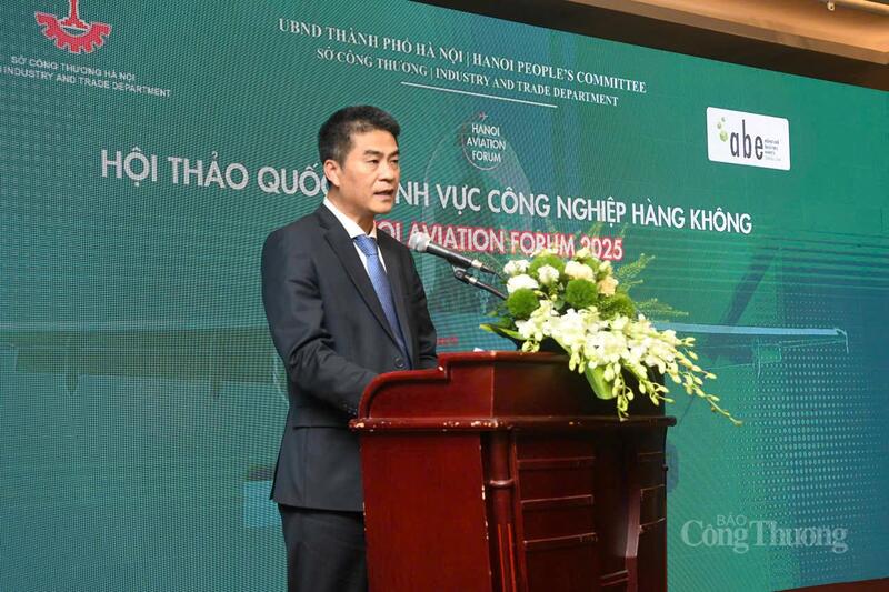 លោក ង្វៀន ឌិញ ថាង អនុប្រធានមន្ទីរឧស្សាហកម្ម និងពាណិជ្ជកម្មហាណូយ ថ្លែងសុន្ទរកថានៅក្នុងសិក្ខាសាលា។ រូបថត៖ N.H.