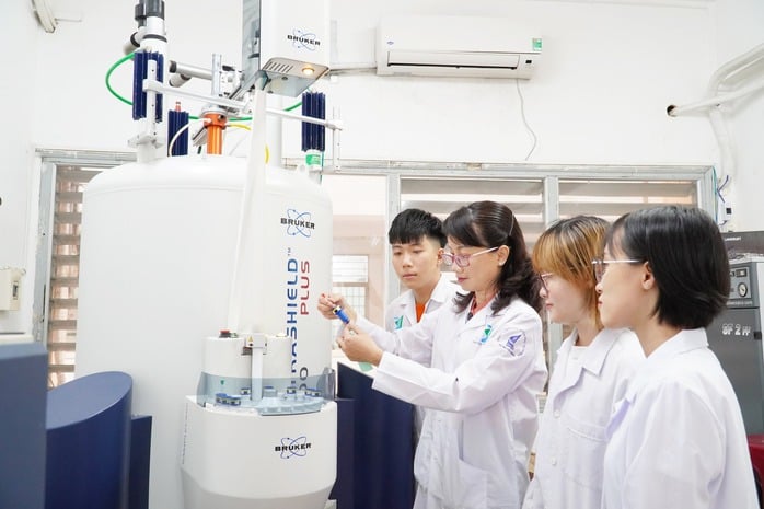 Chân dung nữ giám đốc đầu tiên của ĐHQG TPHCM - Ảnh 2.