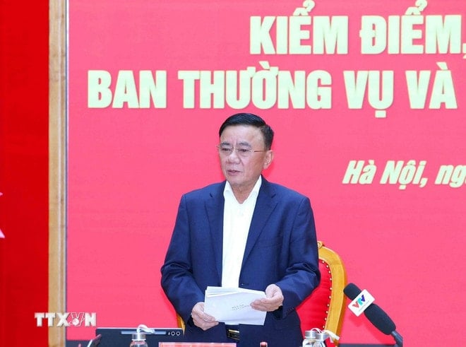 Soudruh Tran Cam Tu, člen politického byra, stálý člen sekretariátu a tajemník stranického výboru ústředních stranických orgánů, pronesl projev k zahájení konference. (Foto: Phuong Hoa/VNA) ttxvn-1512-thuong-truc-ban-bi-thu-2.jpg