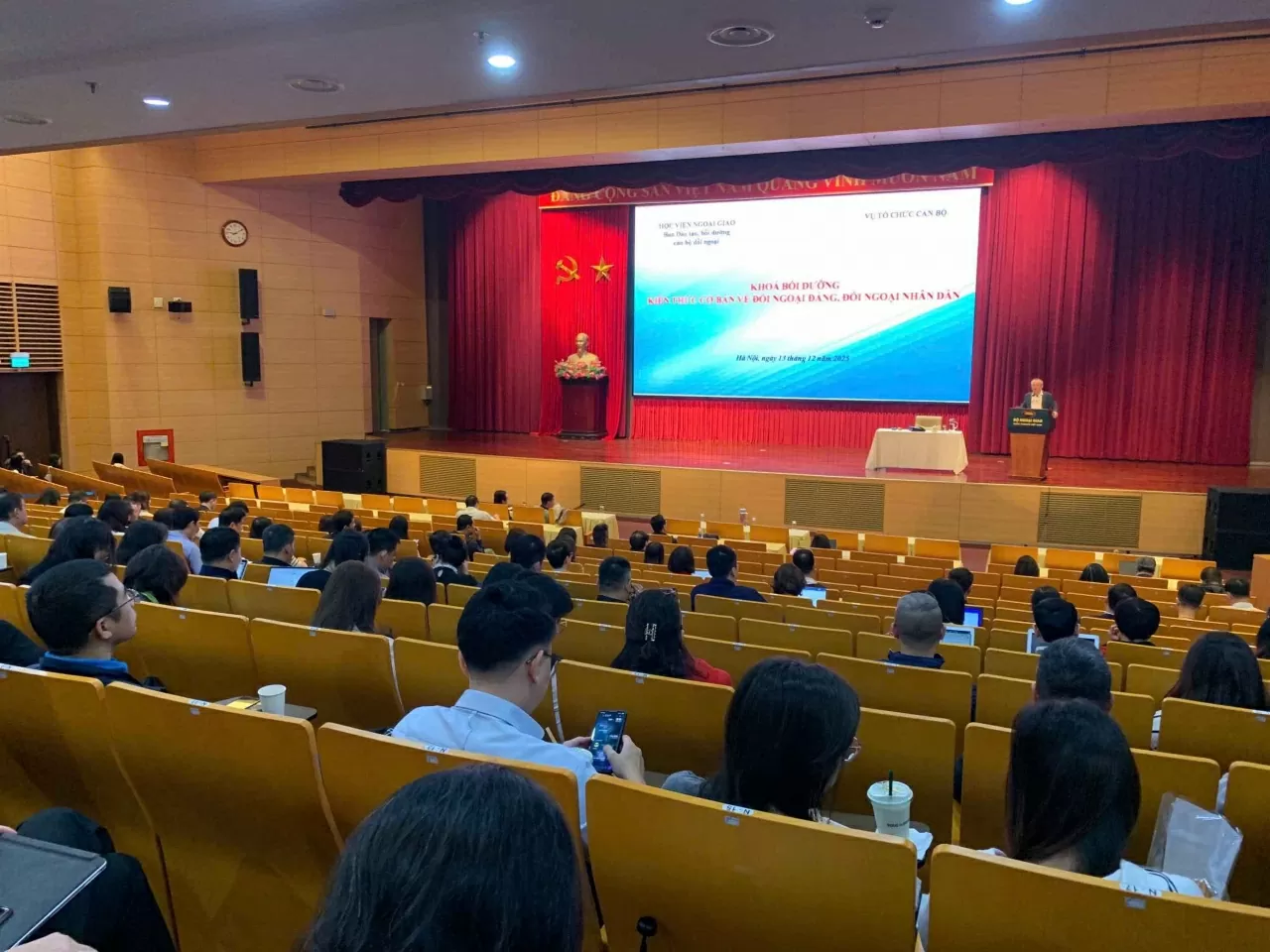 Novinky o kurzu stranické diplomacie a diplomacie mezi lidmi pro úředníky a zaměstnance Ministerstva zahraničních věcí v roce 2025. Tin về Khóa bồi dưỡng kiến thức về đối ngoại đảng, đối ngoại nhân dân dành cho công chức, viên chức của Bộ Ngoại giao năm 2025