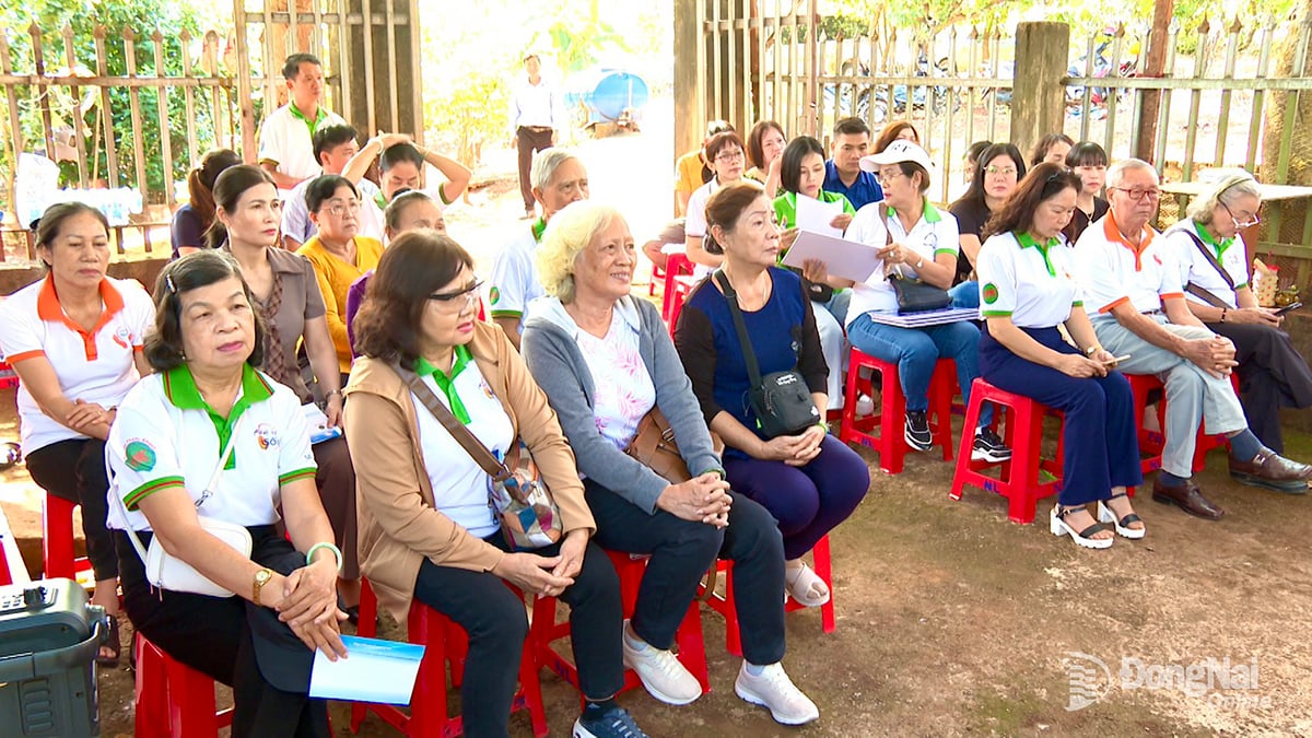 A programban részt vevő küldöttek és filantrópok kapcsolatba léptek Ngo Thi Thuong asszony családjával, és támogatást nyújtottak nekik. Fotó: Phu Quy