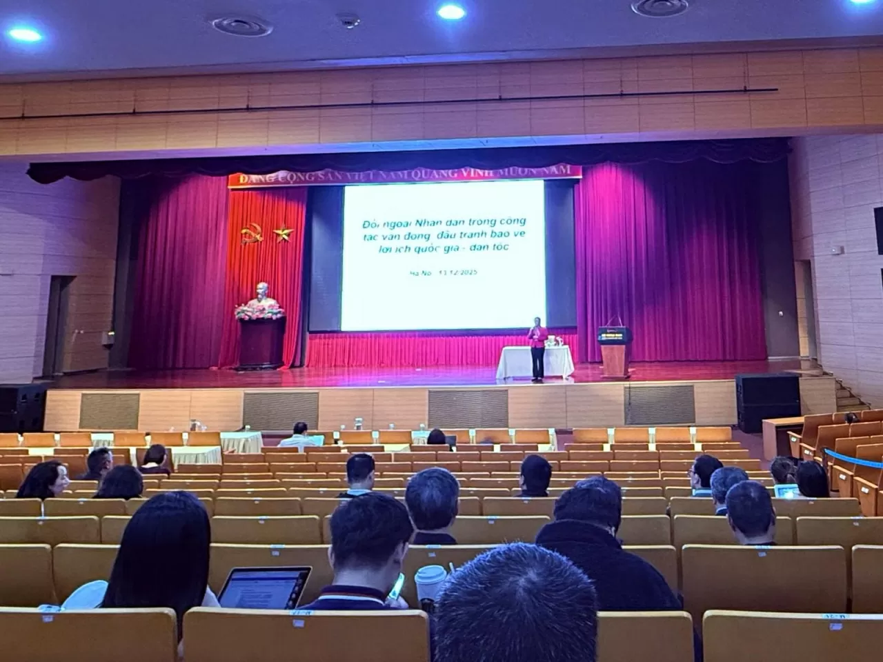 Paní Nguyen Phuong Nga, bývalá prezidentka Vietnamské unie organizací přátelství, bývalá náměstkyně ministra zahraničních věcí, velvyslankyně a bývalá vedoucí vietnamské delegace při OSN, se podělila o své zkušenosti s mezilidskou diplomacií. (Foto: TC) Đồng chí Nguyễn Phương Nga, nguyên Chủ tịch Liên hiệp các tổ chức hữu nghị Việt Nam, nguyên Thứ trưởng Bộ Ngoại giao, Đại sứ, nguyên Trưởng Phái đoàn Việt Nam tại Liên hợp quốc chia sẻ kinh nghiệm về làm đối ngoại nhân dân. (Ảnh: TC)