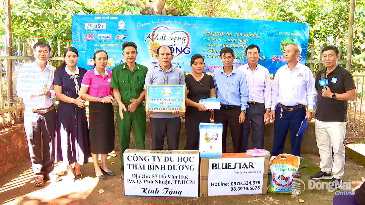 Long Hung község képviselői átadták az adományt, és bemutattak néhány megoldást, amelyek segíthetnek Thuong asszony családjának mielőbb stabilizálni az életét. Fotó: Phu Quy