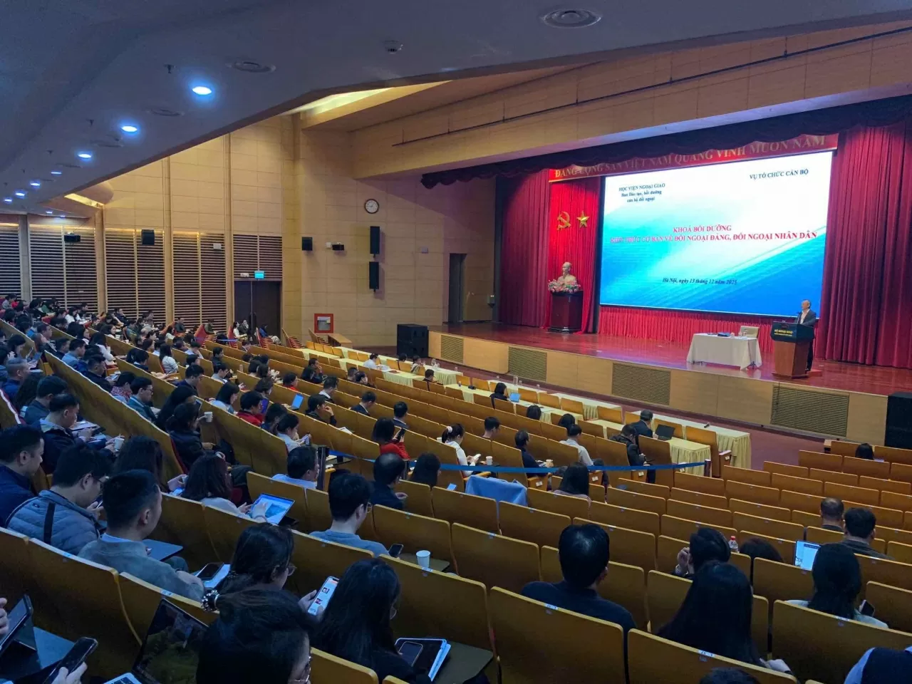 Novinky o kurzu stranické diplomacie a diplomacie mezi lidmi pro úředníky a zaměstnance Ministerstva zahraničních věcí v roce 2025. Tin về Khóa bồi dưỡng kiến thức về đối ngoại đảng, đối ngoại nhân dân dành cho công chức, viên chức của Bộ Ngoại giao năm 2025