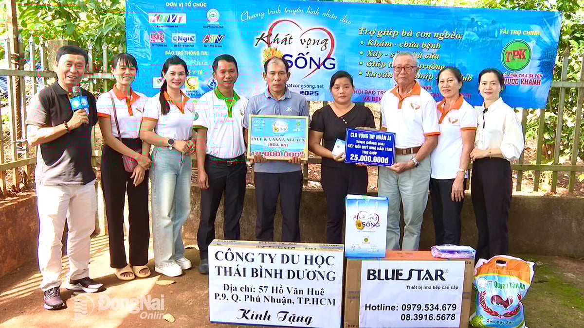 A Dong Nai tartományi Jótékonysági Kezek Klubja 25 millió vietnami dong értékű kiemelkedő szponzoráció elismeréseként emléktáblát ad át. Fotó: Phu Quy