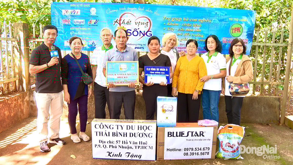 Thuong asszony családját mélyen meghatotta az önkéntes csoportok és jótevők szeretete és nagylelkűsége. Fotó: Phu Quy