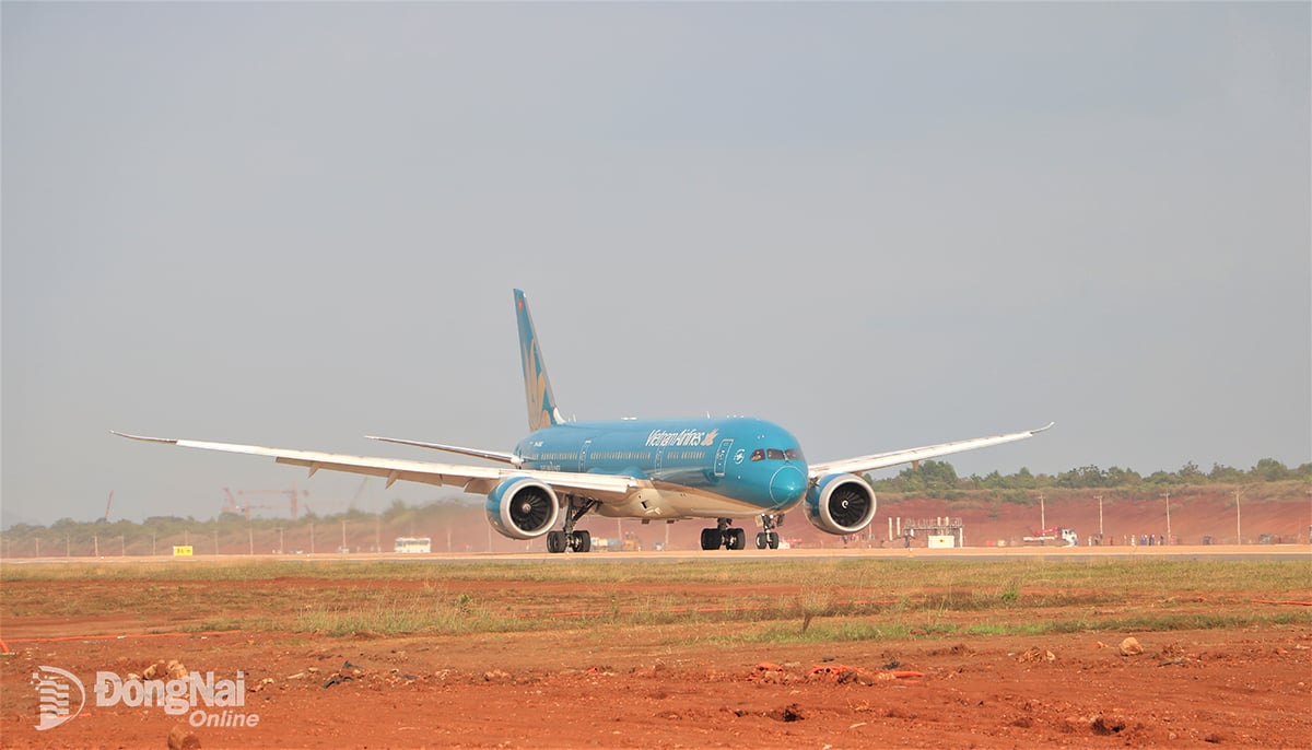L'avion a atterri sur la piste numéro 1 de l'aéroport de Long Thanh. Photo : Pham Tung