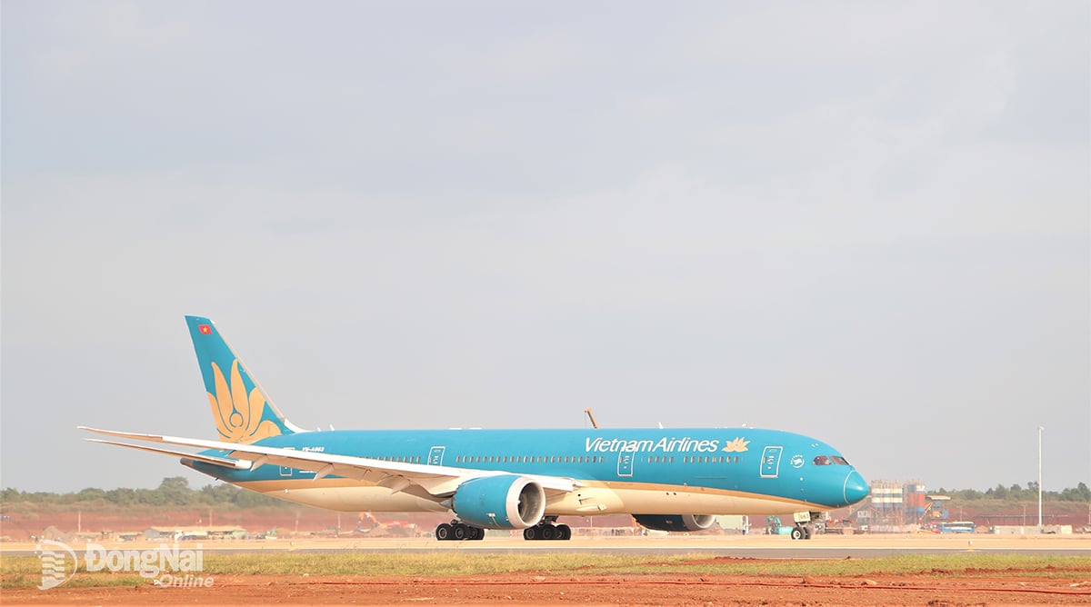 L'avion roule sur la piste 1 de l'aéroport de Long Thanh.