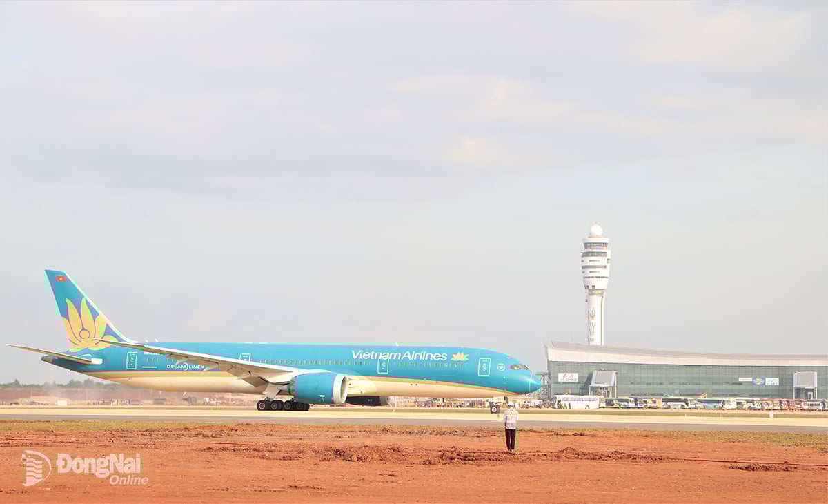 L'avion survole la tour de contrôle de l'aéroport de Long Thanh. Photo : Pham Tung.