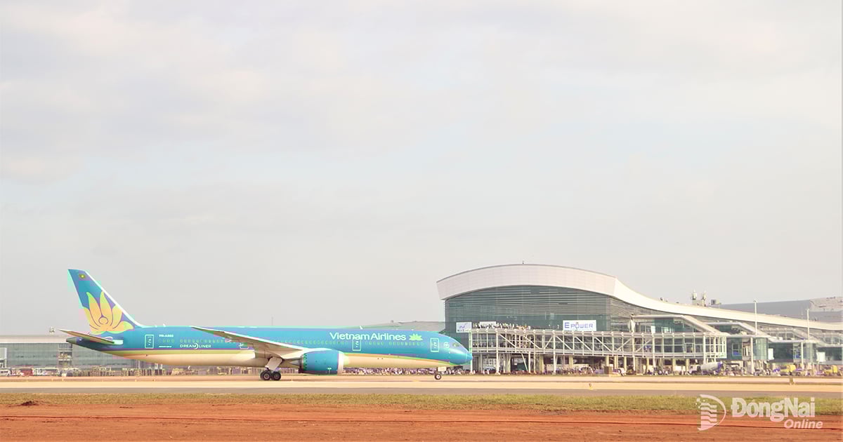 L'avion a survolé la zone centrale du terminal passagers de l'aéroport de Long Thanh.