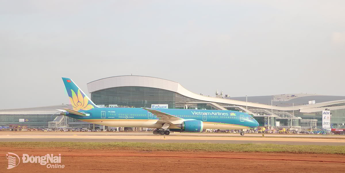 L'avion survole la zone centrale du terminal passagers de l'aéroport de Long Thanh.
