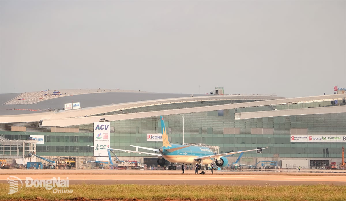 L'équipe au sol s'approche de l'avion.