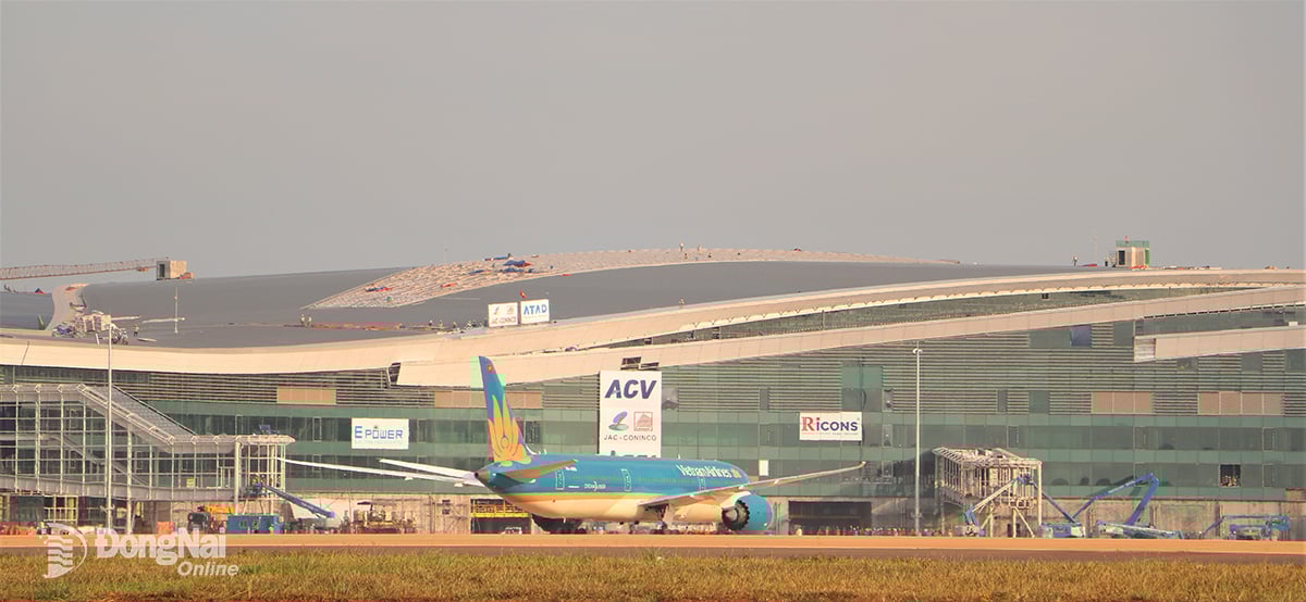 L'avion a roulé jusqu'à l'aire de stationnement.