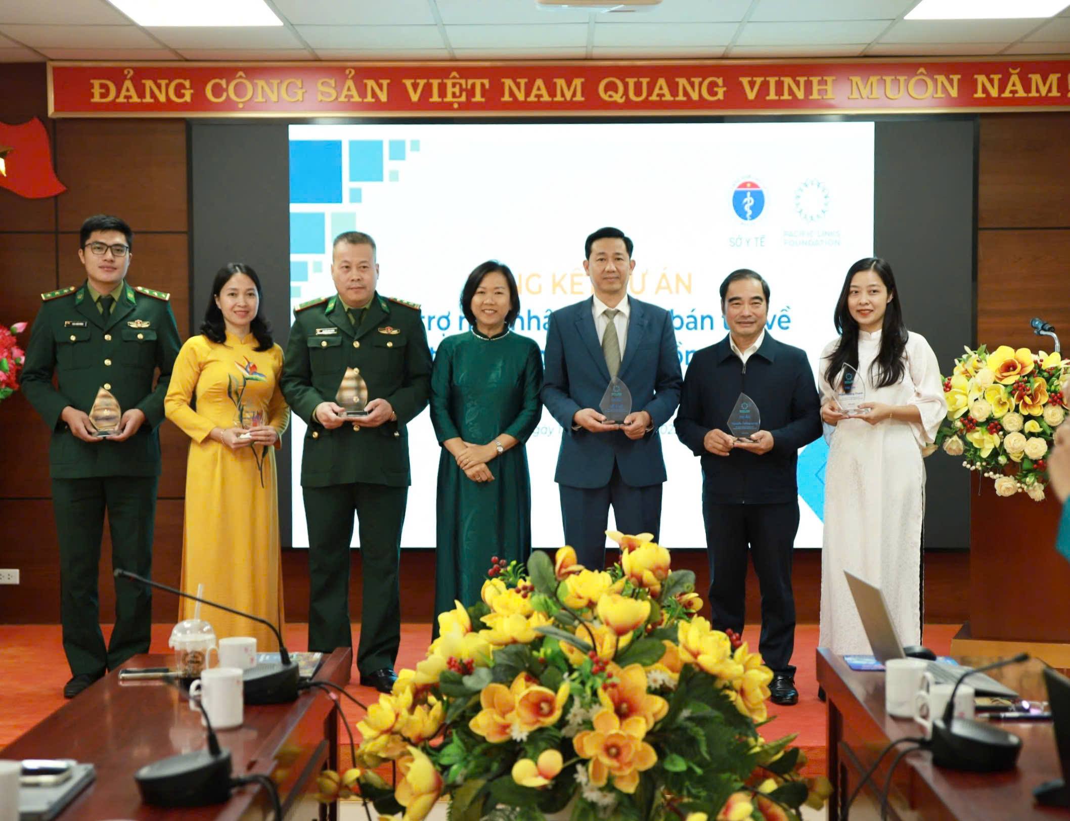 彼はその記事を信じている