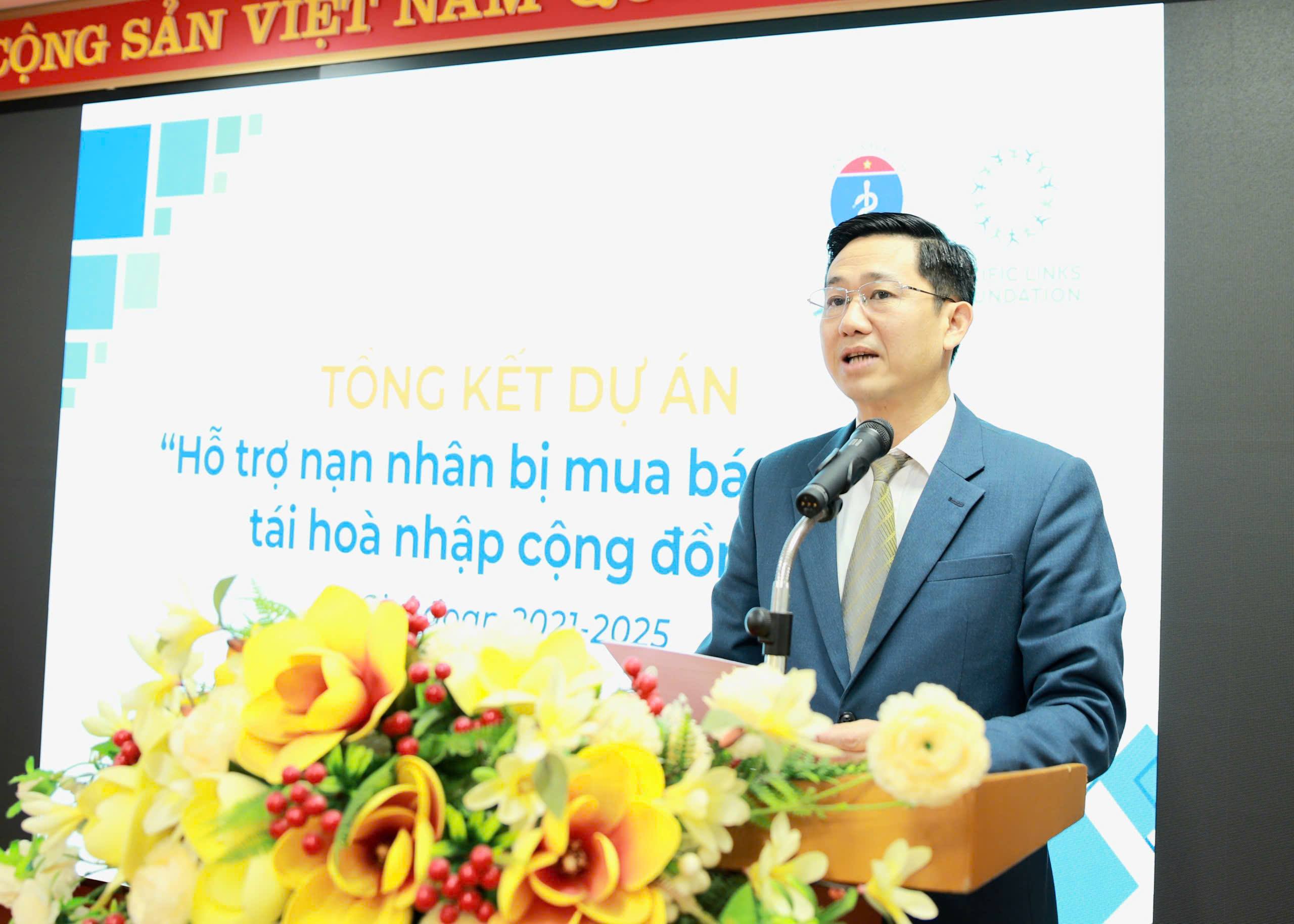 彼はその記事を信じている