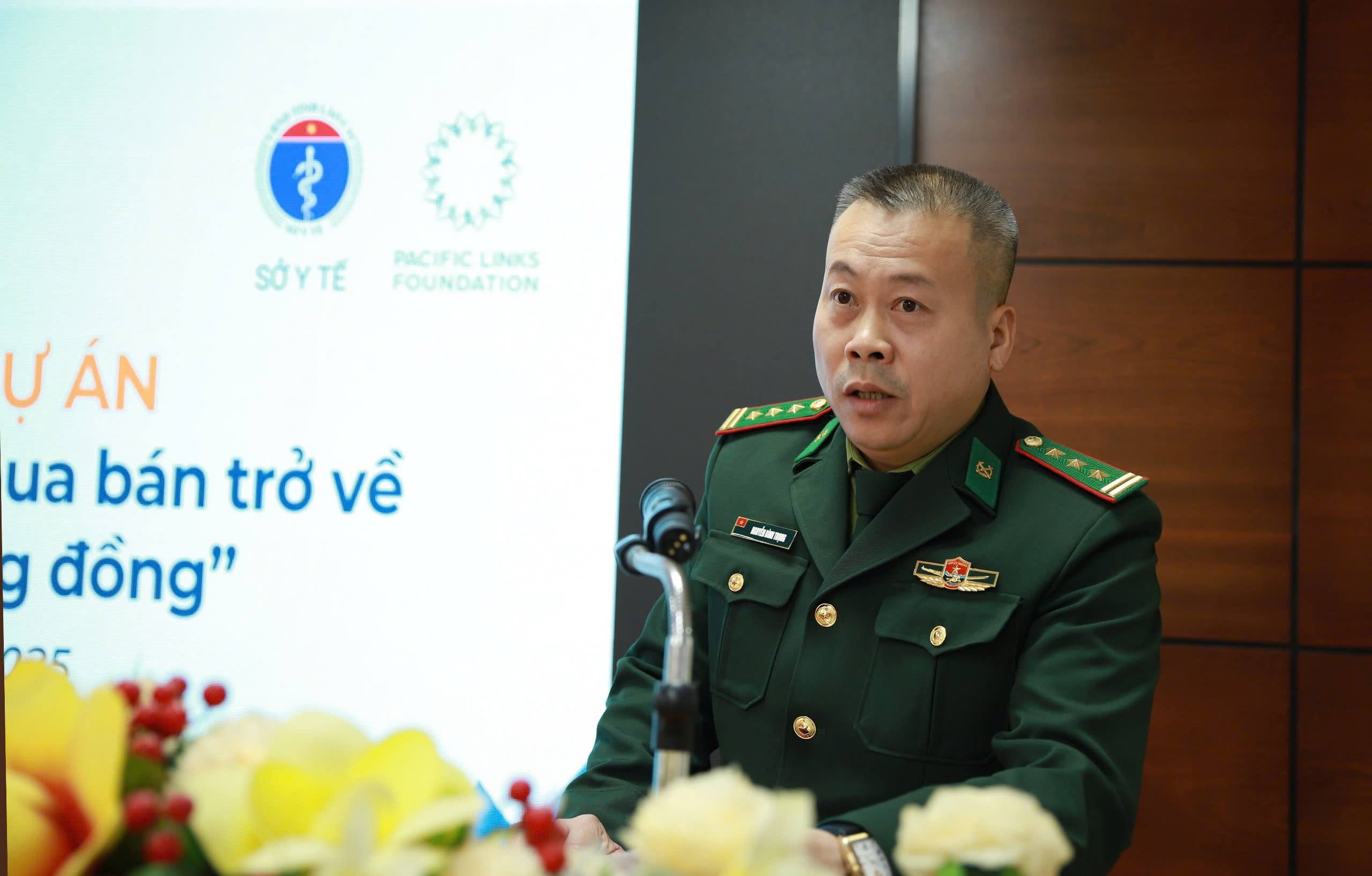 彼はその記事を信じている