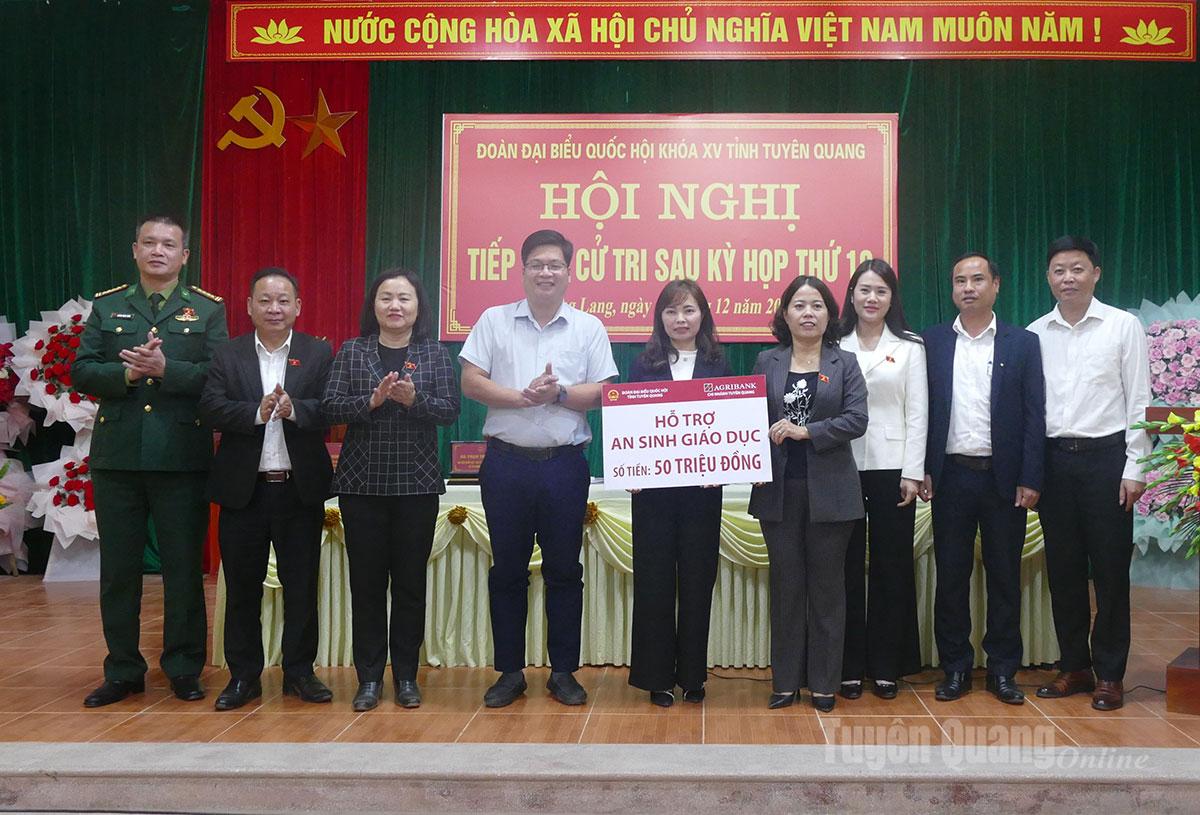 Η αντιπροσωπεία της Εθνοσυνέλευσης παρουσίασε κεφάλαια κοινωνικής πρόνοιας στην κοινότητα Bang Lang.