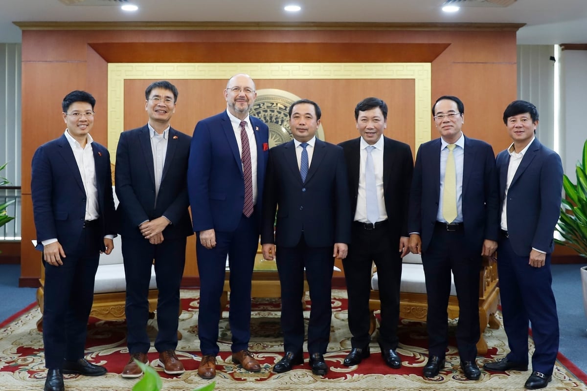 Bộ trưởng Trần Đức Thắng và Ngài Thomas Gass, Đại sứ Đặc mệnh toàn quyền Liên bang Thụy Sĩ tại Việt Nam chụp ảnh lưu niệm. Ảnh: Khương Trung.