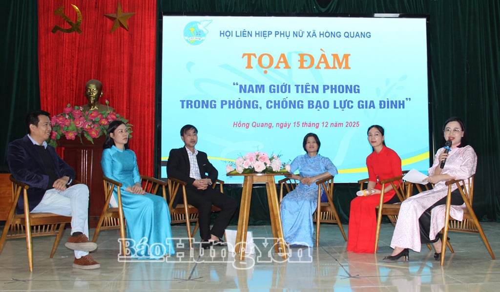 Invitații care participă la discuția din panel.