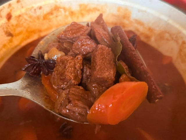 Rindfleischgerichte zählen zu den besten Speisen der Welt; probieren Sie dieses unglaublich einfache Rezept an einem kalten Tag – Sie werden es lieben! – Foto 2. Món ăn từ thịt bò lọt top món ngon thế giới, ngày lạnh thử ngay cách chế biến vô cùng đơn giản, ăn là mê này - Ảnh 2.