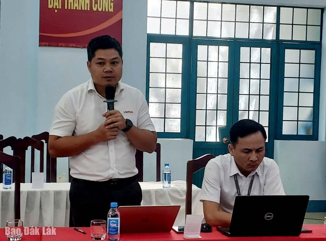 លោក ង្វៀន យីលិញ ប្រធាននាយកដ្ឋានដំណោះស្រាយបច្ចេកវិទ្យាព័ត៌មាននៃក្រុមហ៊ុន Viettel Dak Lak បានធ្វើបទបង្ហាញនៅក្នុងសន្និសីទ។