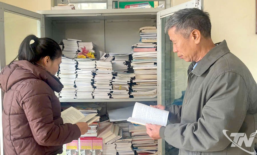 ປະຊາຊົນບ້ານແທງຖິ້ງ ອ່ານປຶ້ມຢູ່ຫໍສະໝຸດກົດໝາຍ.