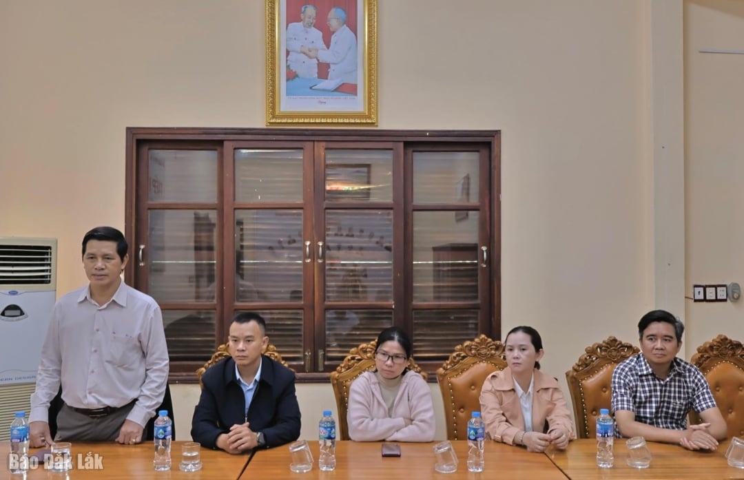 Pham Van Bay, místopředseda Výboru Vietnamské vlasti v provincii, pronesl projev na slavnostním předání.