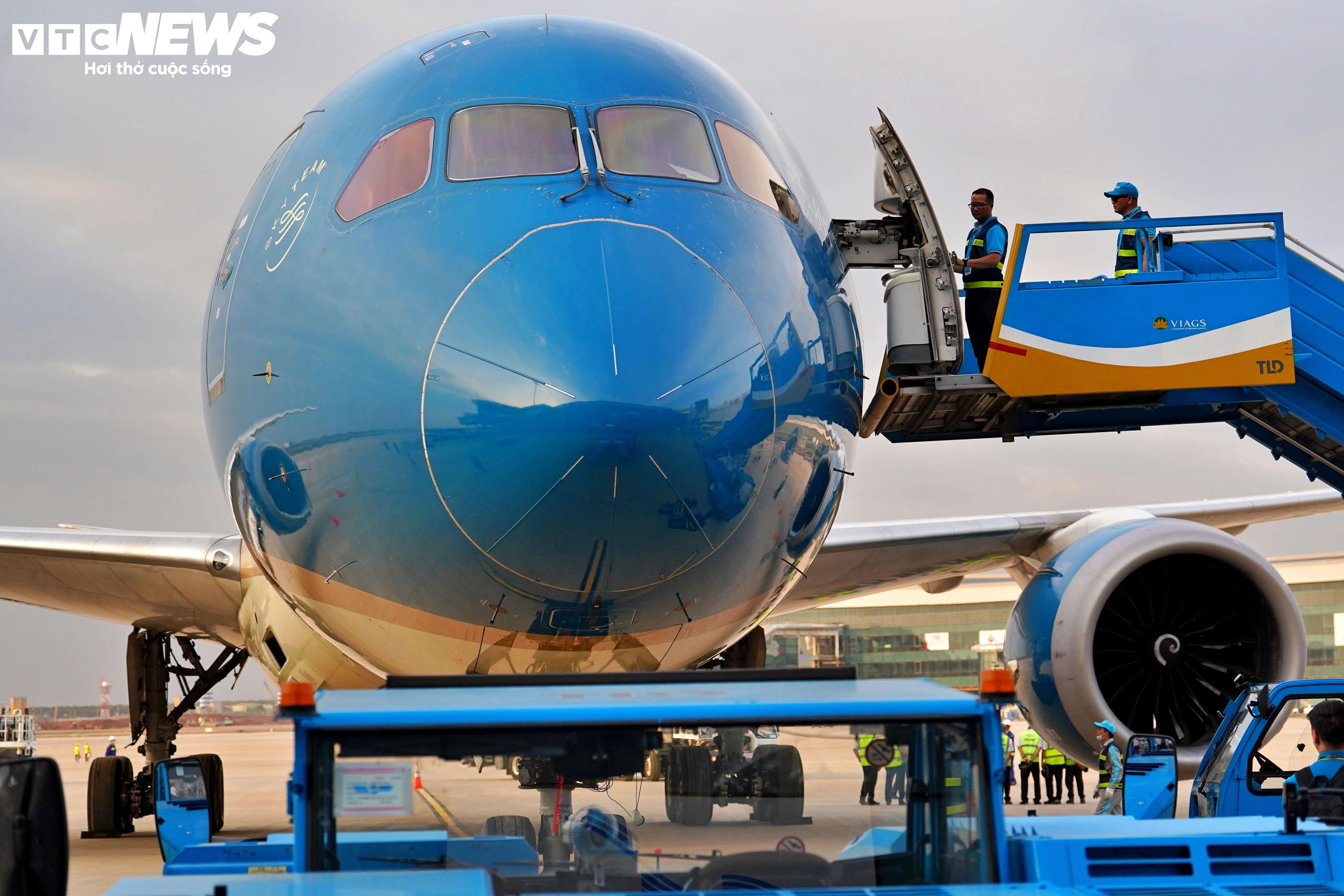 នៅខាងក្នុងជើងហោះហើរពិសេសដែលទើបតែចុះចតនៅអាកាសយានដ្ឋានឡុងថាញ់ - ២