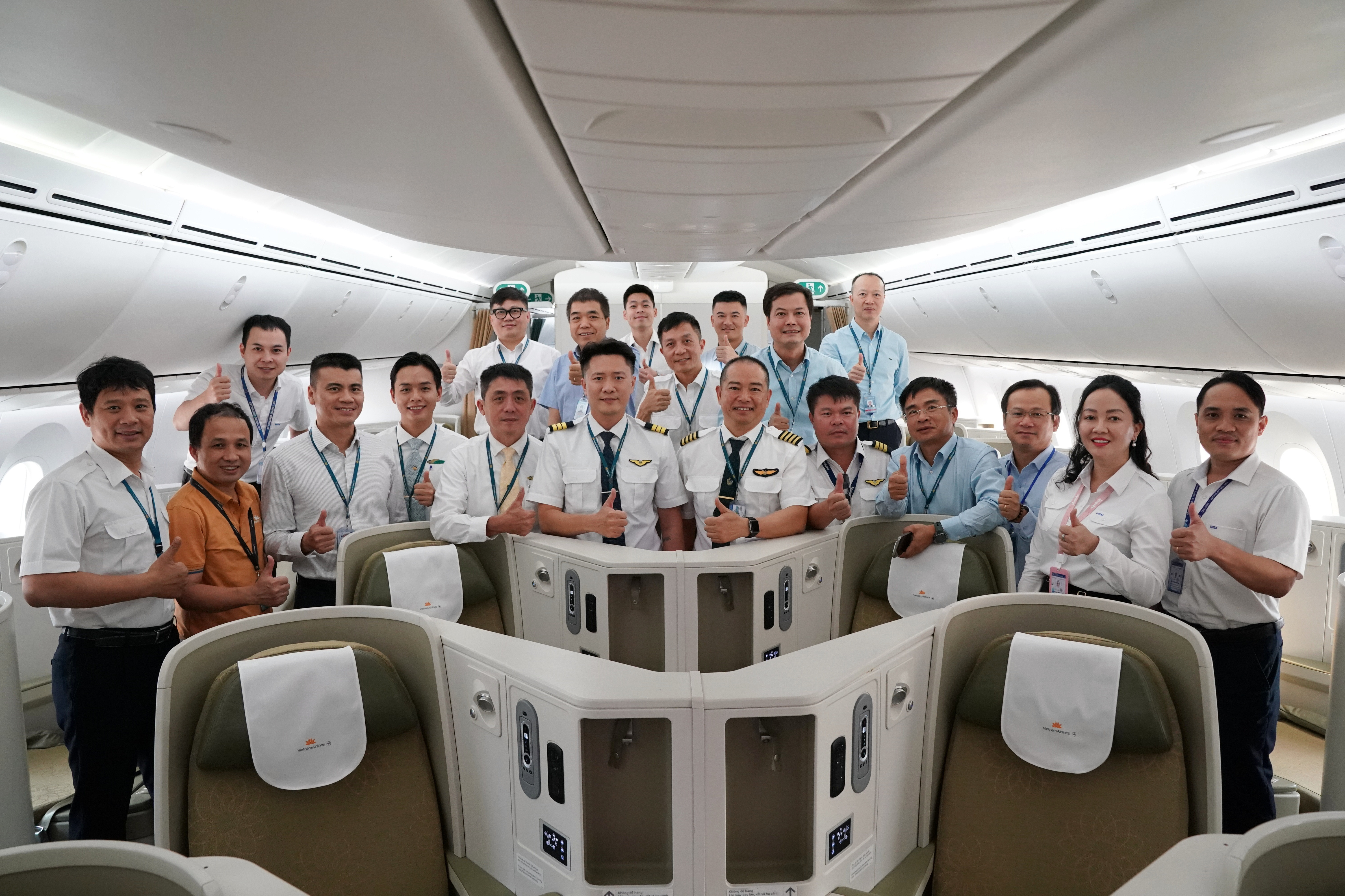 នៅខាងក្នុងជើងហោះហើរពិសេសដែលទើបតែចុះចតនៅអាកាសយានដ្ឋានឡុងថាញ់ - ៣