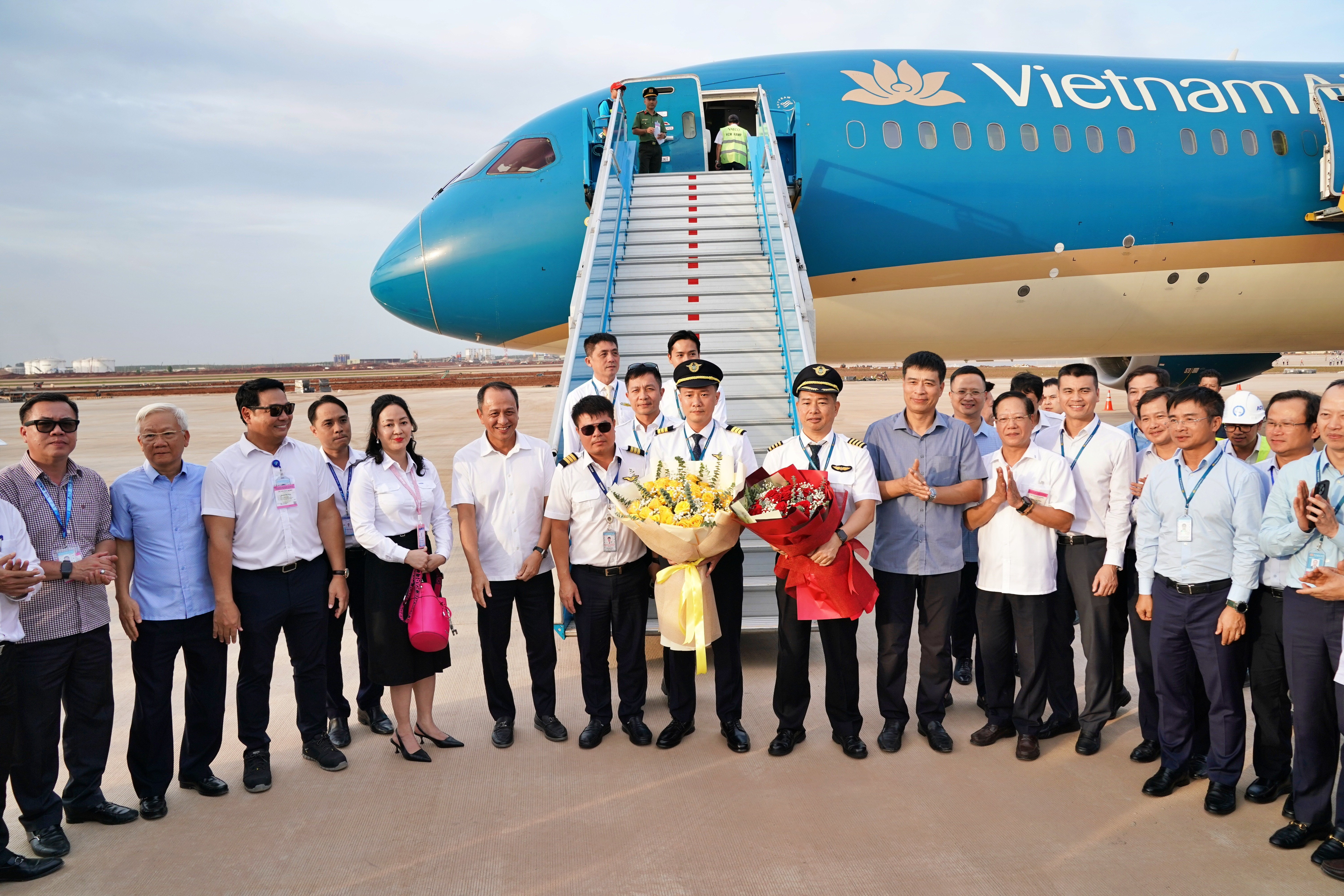 នៅខាងក្នុងជើងហោះហើរពិសេសដែលទើបតែចុះចតនៅអាកាសយានដ្ឋានឡុងថាញ់ - ៤